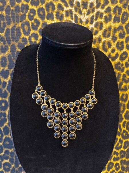 Colar Dourado com Camadas de Gotas Pretas
