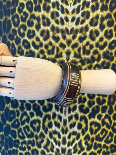 Bracelete Madeira Riscas e Metal
